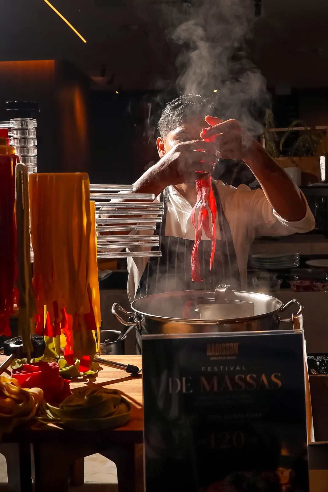 Jantar tem massas ao vivo e fettuccine na roda de queijo na Barra