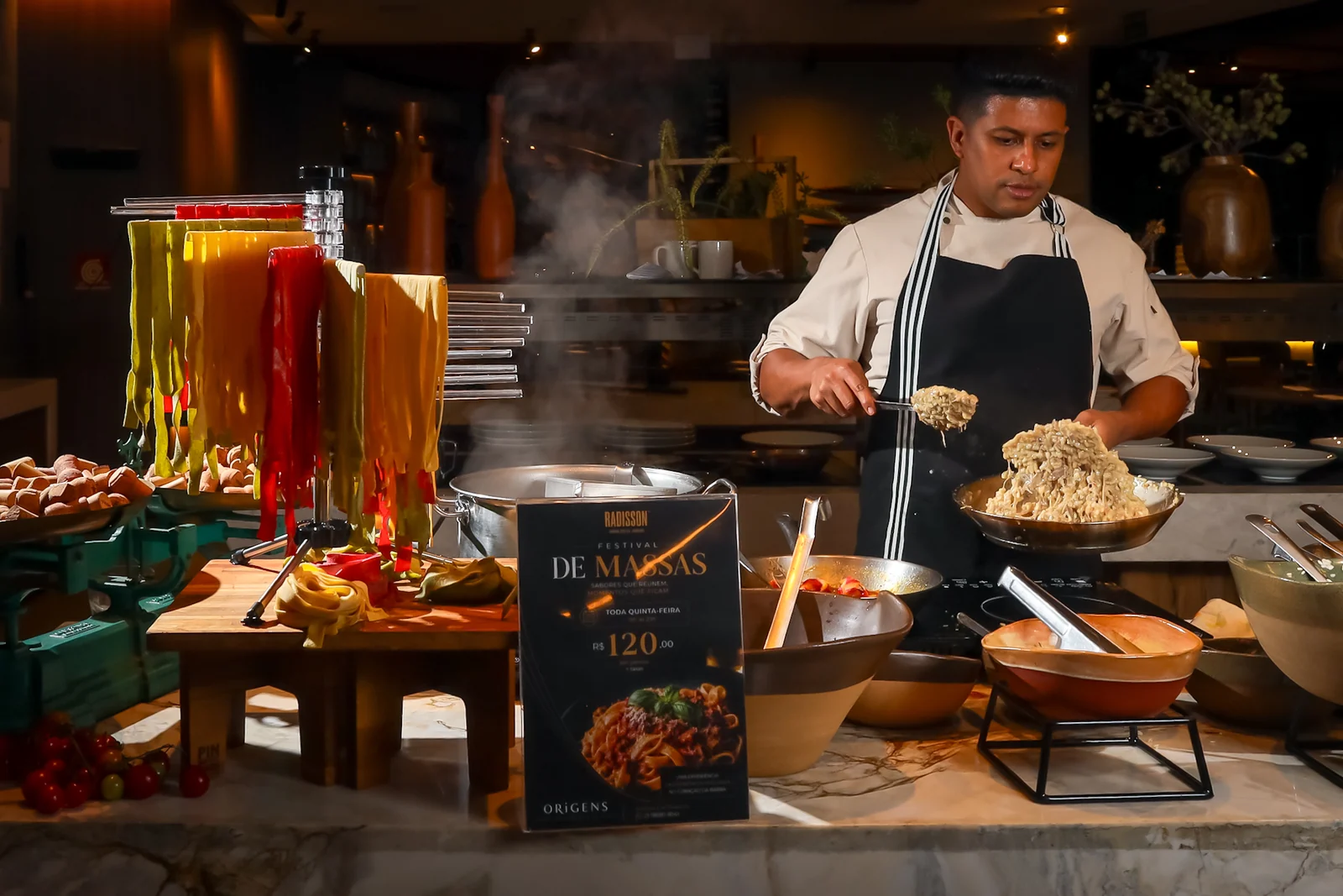 Jantar tem massas ao vivo e fettuccine na roda de queijo na Barra