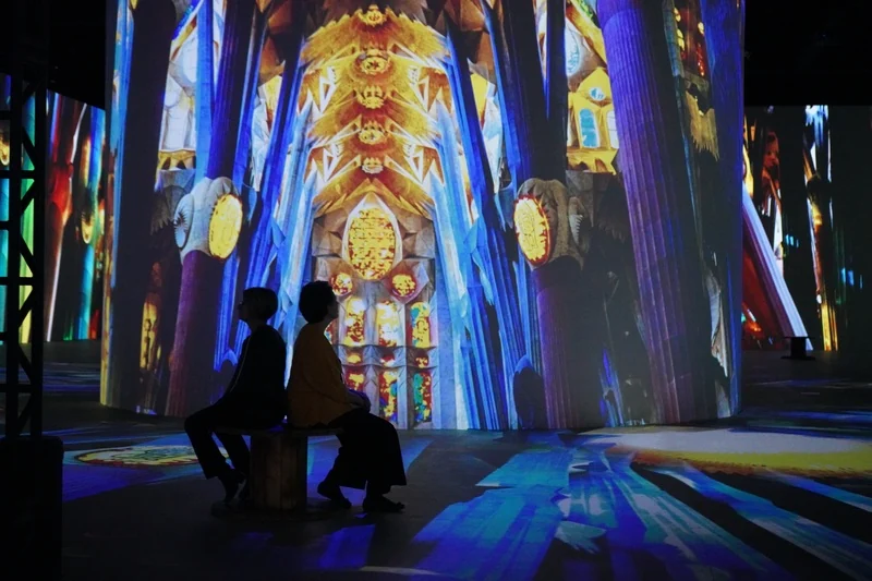 Klimt e Gaudí entra na reta final com projeções monumentais