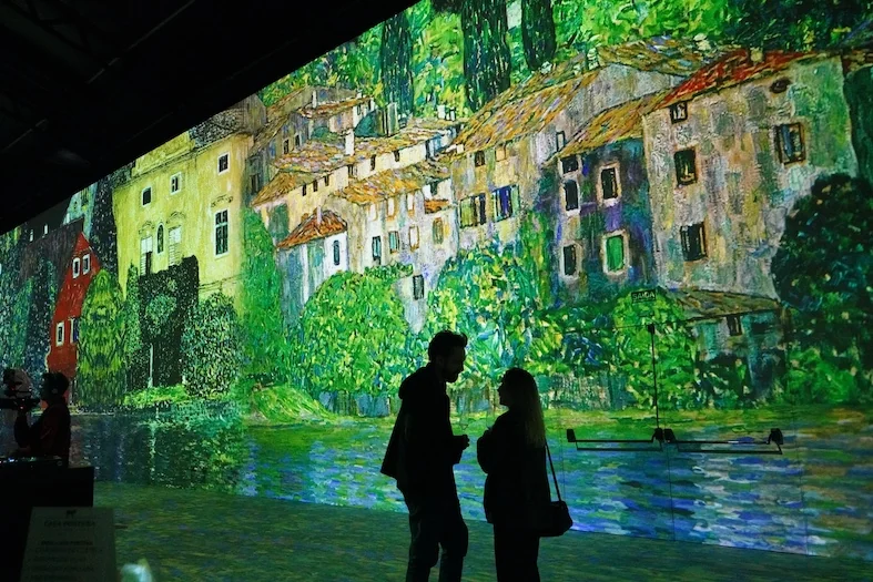 Klimt e Gaudí entra na reta final com projeções monumentais