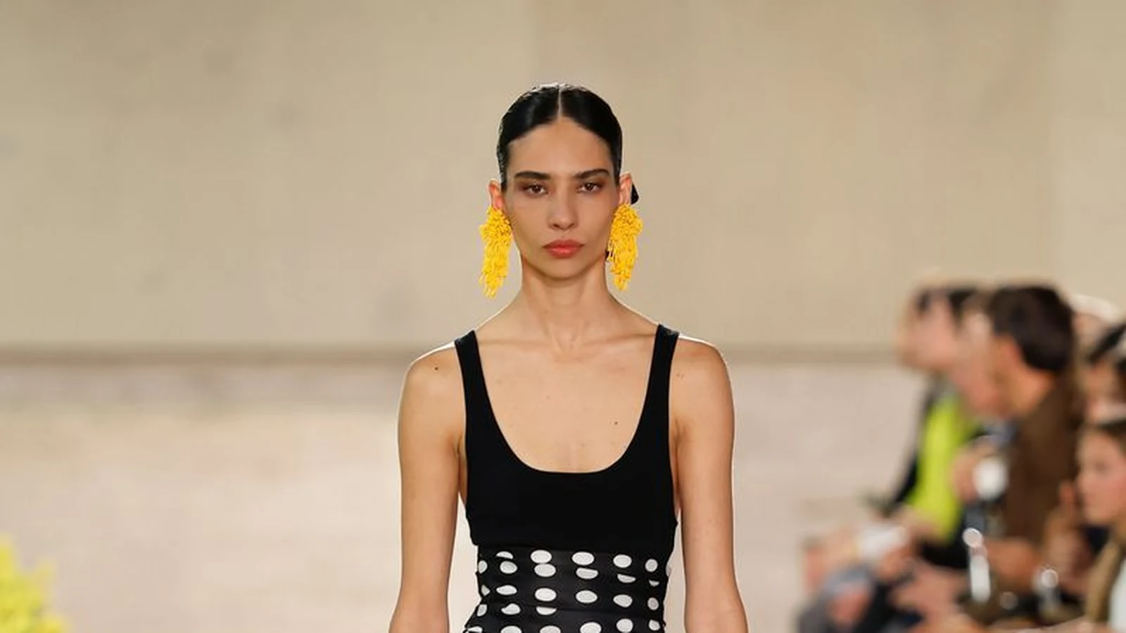 laura schulze abre desfile historico de 45 anos da carolina herrera featured