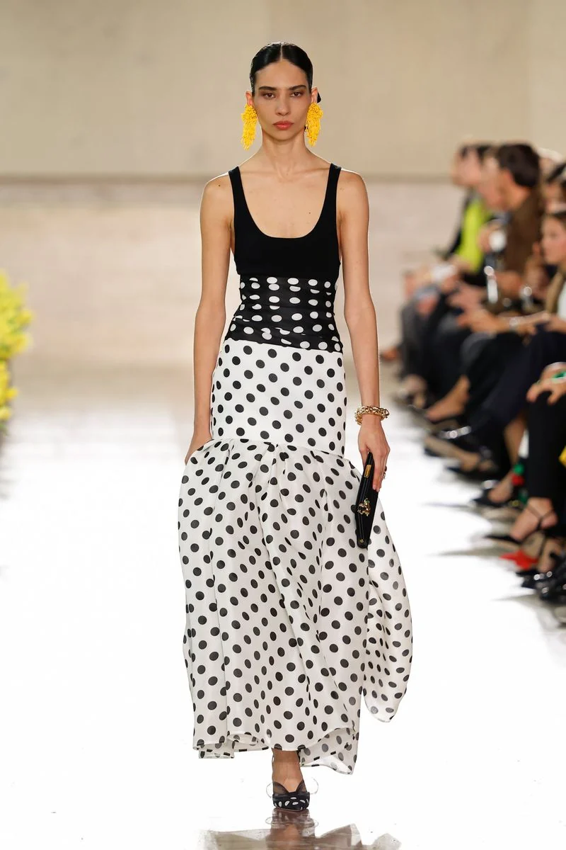 Laura Schulze abre desfile histórico de 45 anos da Carolina Herrera