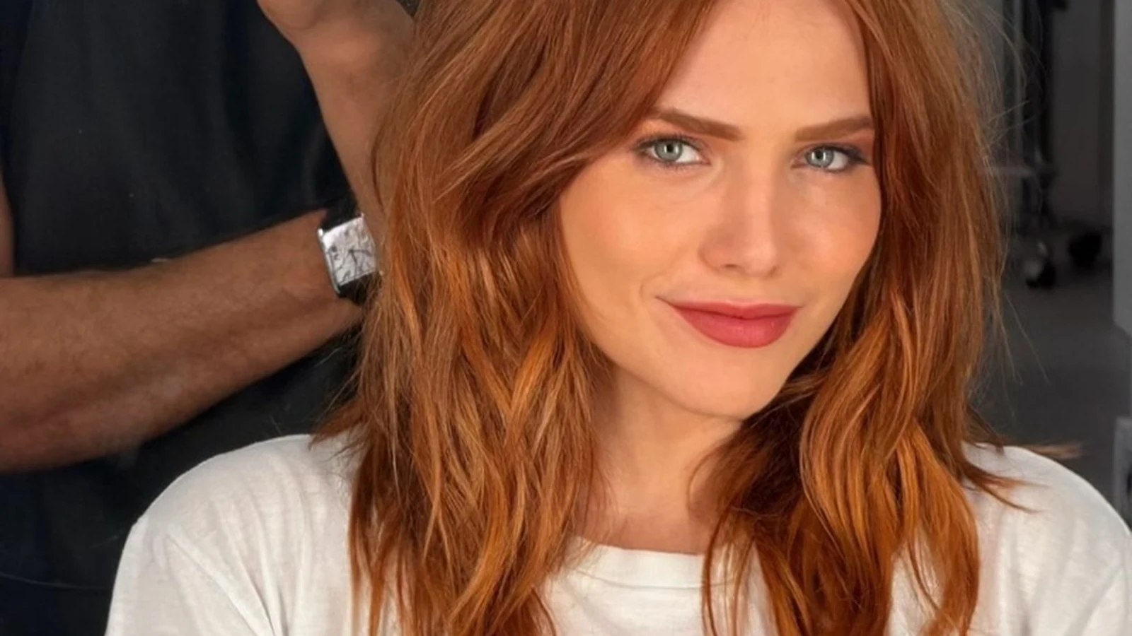 Letícia Colin surge com ruivo acobreado para novela Quem Ama Cuida leticia colin surge com ruivo acobreado para novela quem ama cuida featured
