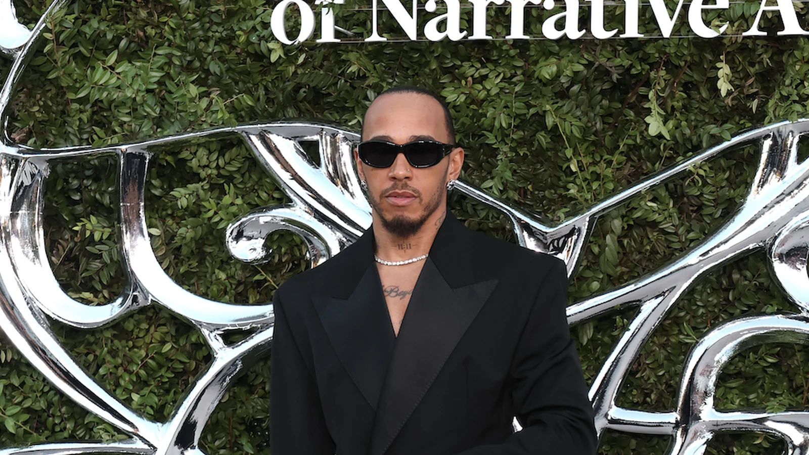 lewis hamilton veste saint laurent na abertura do lucas museum featured