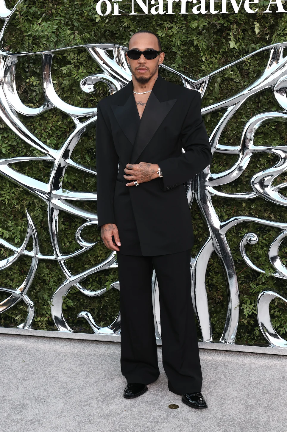 Lewis Hamilton veste Saint Laurent na abertura do Lucas Museum