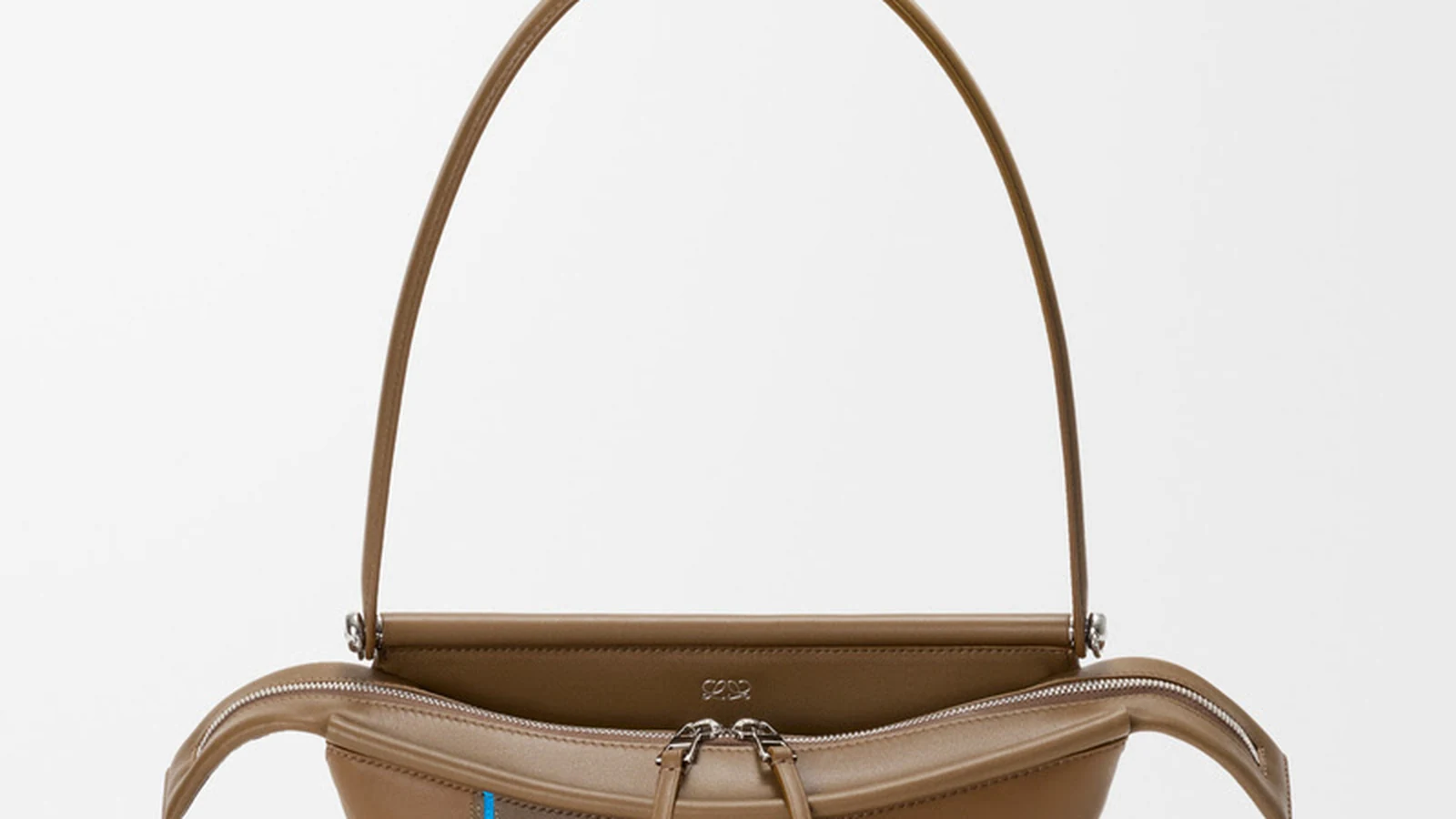 loewe revela bolsa whisker com silhueta biomorfica e couro maleavel featured