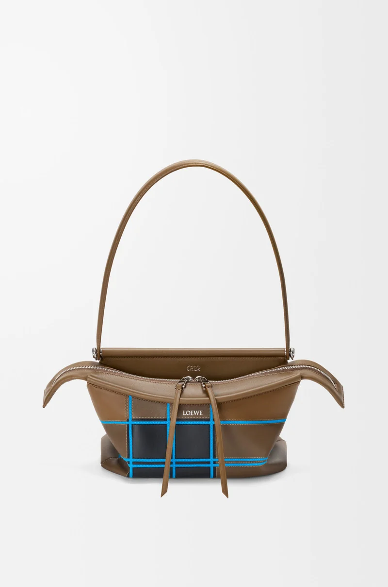 Loewe revela bolsa Whisker com silhueta biomórfica e couro maleável