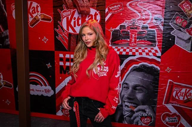 Luísa Sonza surpreende fãs em espaço de três andares no Rock in Rio