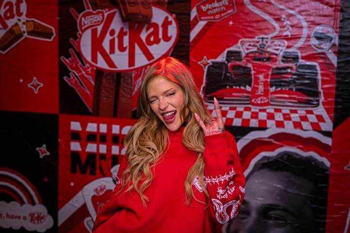Luísa Sonza surpreende fãs em espaço de três andares no Rock in Rio