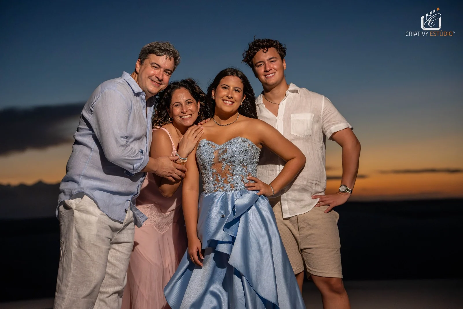 Mãe da dupla Maria Clara e JP lança canção para os 15 anos da filha