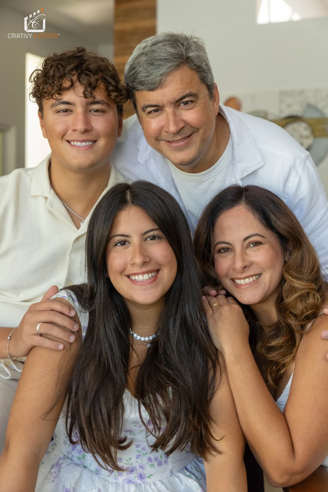 Mãe da dupla Maria Clara e JP lança canção para os 15 anos da filha