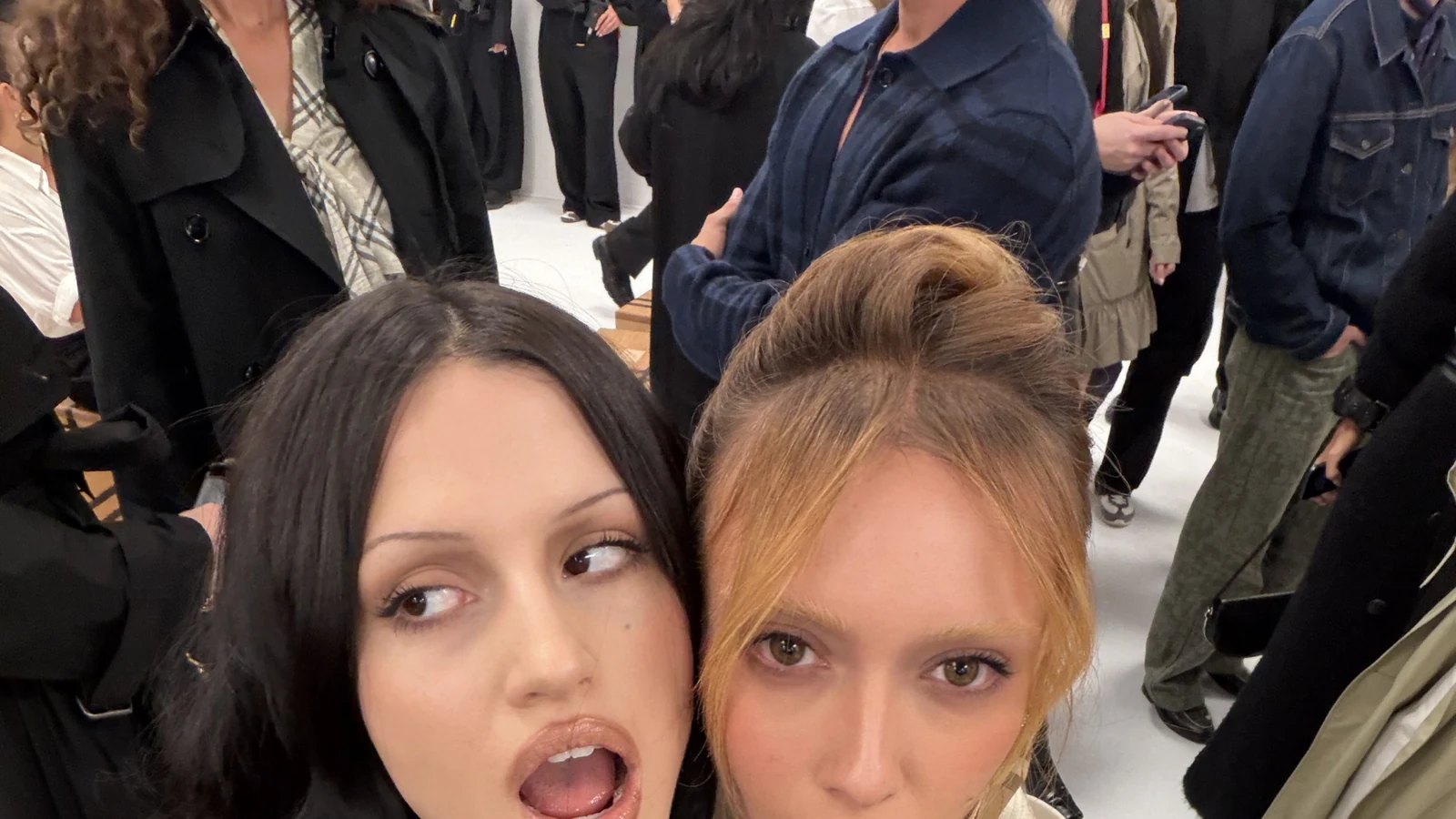 maria braz e gabbriette assistem desfile de 170 anos da burberry featured