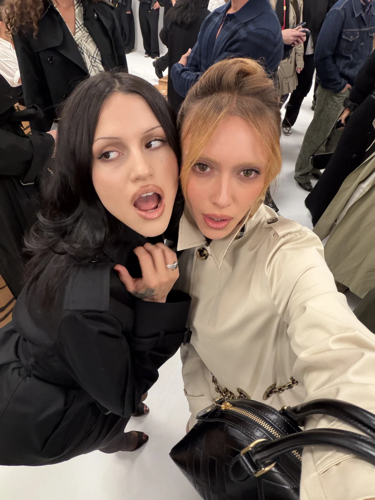 Maria Braz e Gabbriette assistem desfile de 170 anos da Burberry