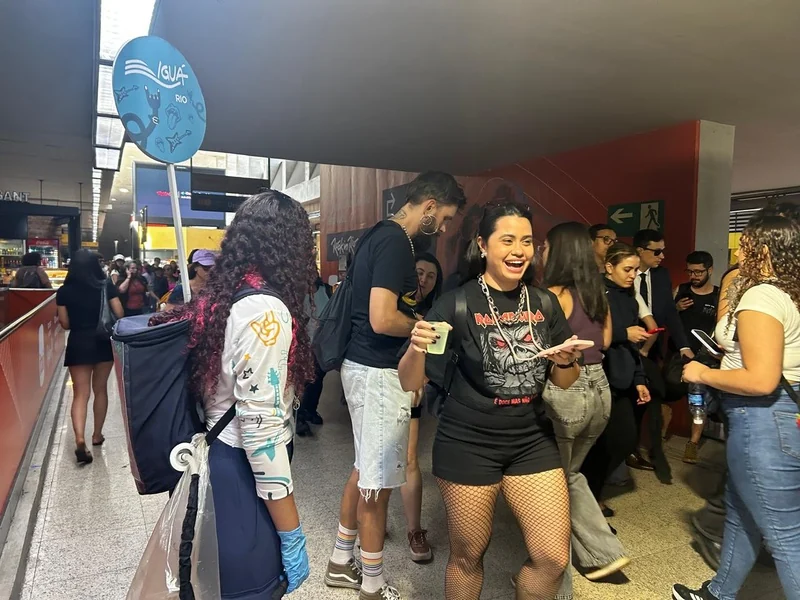 MetrôRio e Iguá distribuem água grátis no caminho para o Rock in Rio
