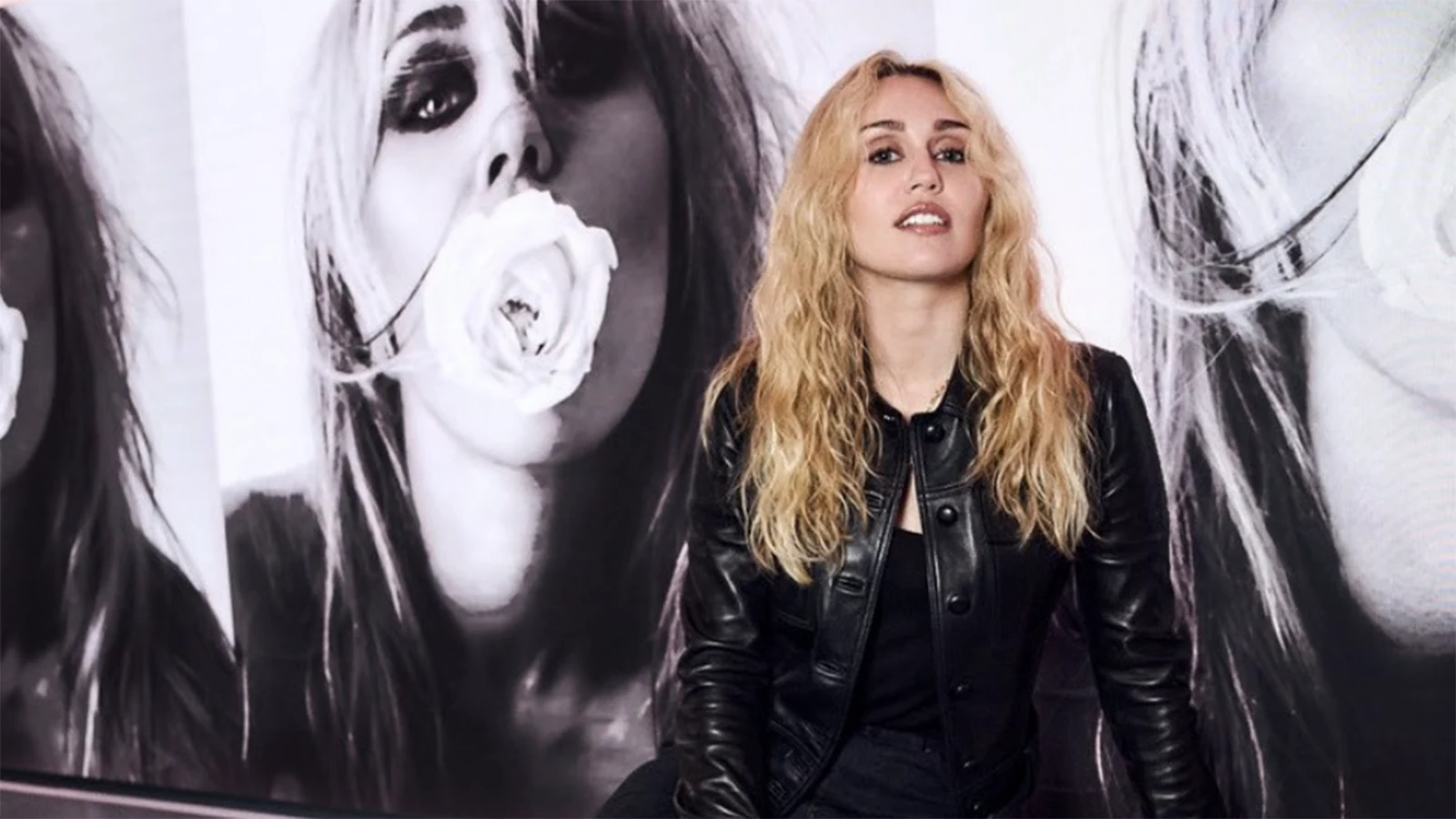 miley cyrus aposta em saint laurent dos anos 70 para entrevista featured