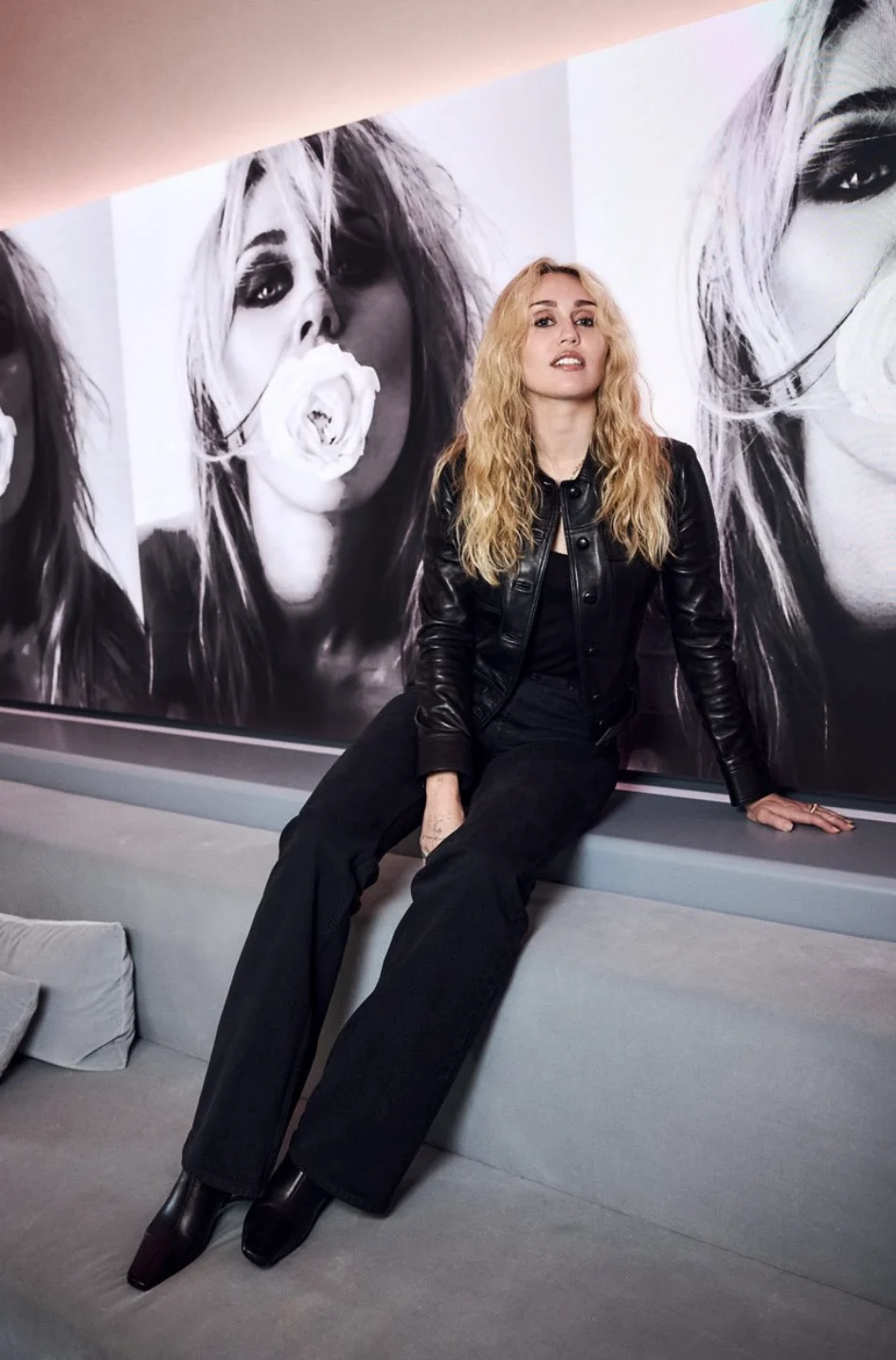 Miley Cyrus aposta em Saint Laurent dos anos 70 para entrevista