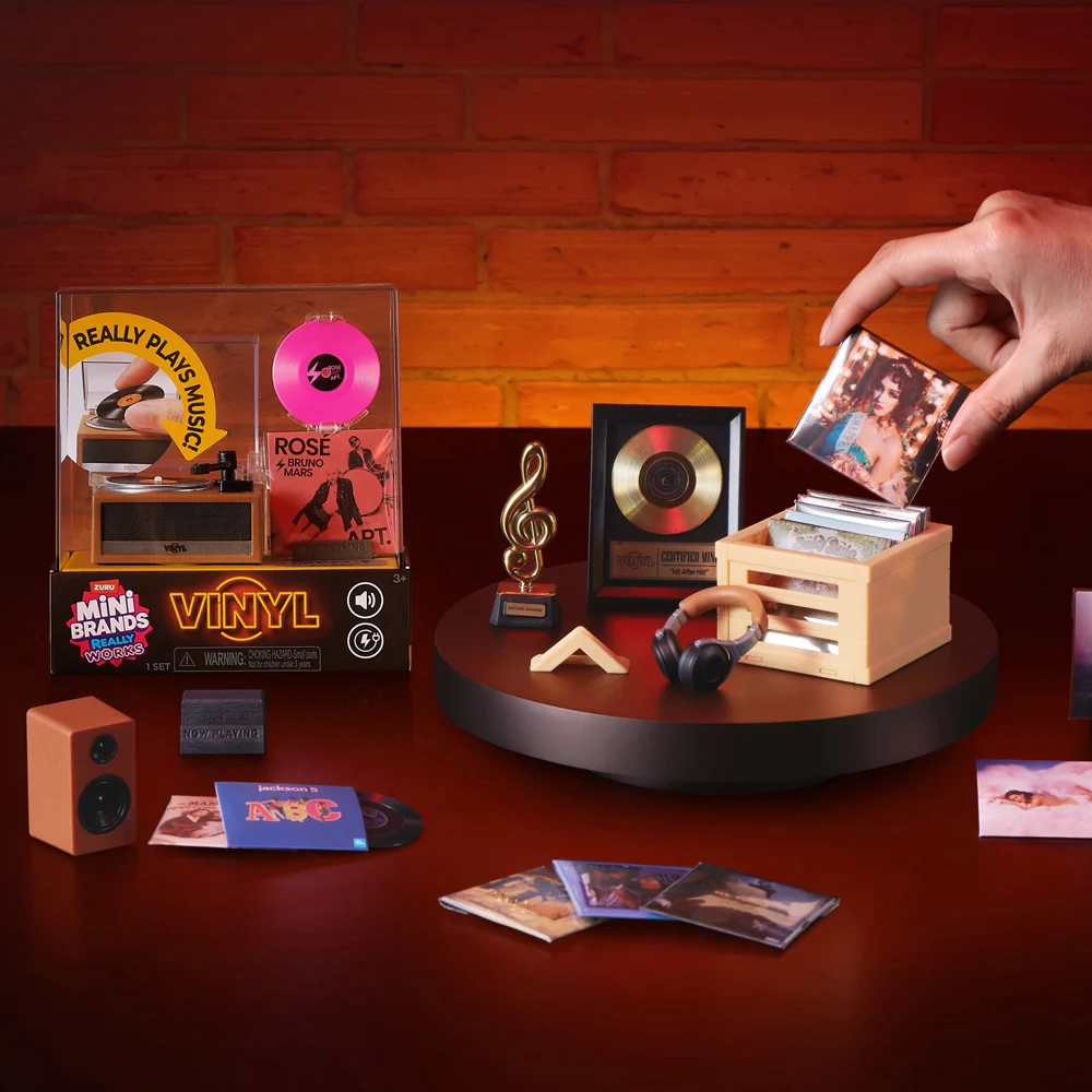 Mini vitrola que toca som de verdade une colecionáveis e nostalgia do vinil