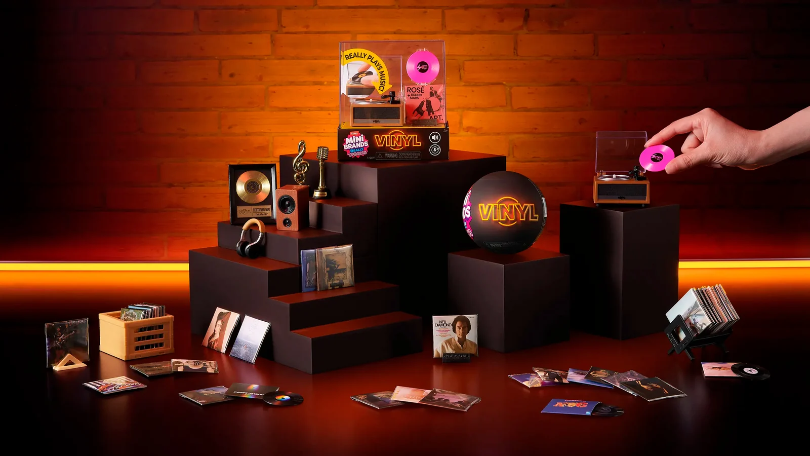 Mini vitrola que toca som de verdade une colecionáveis e nostalgia do vinil