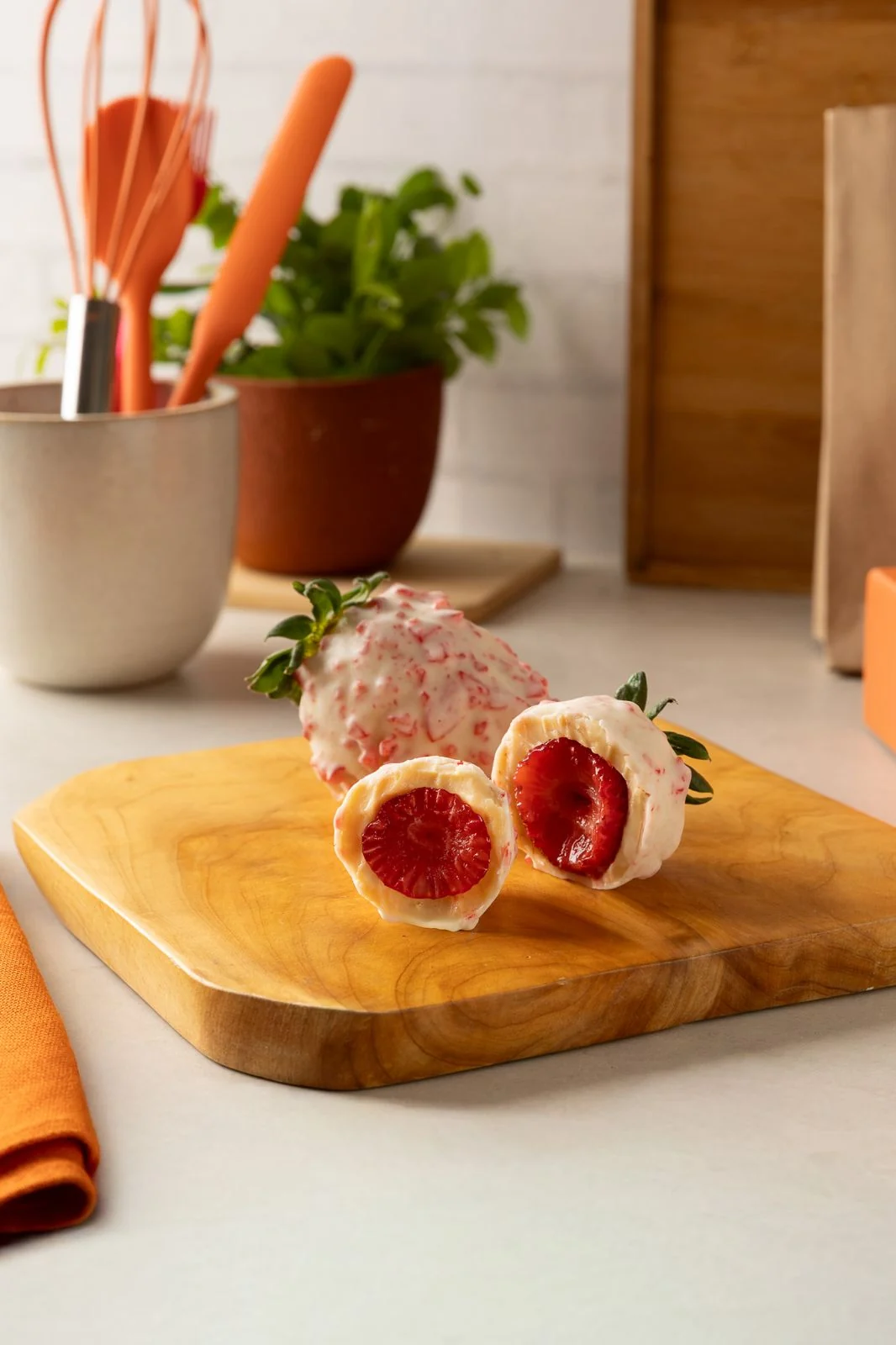 Morango cravejado desafia confeiteiros a lucrar com o hype