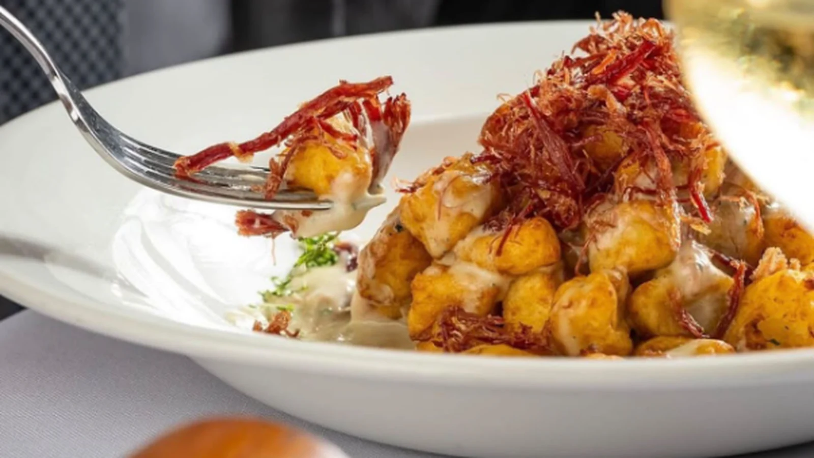 nhoque da sorte ganha versao frita e ragu artesanal no leme featured