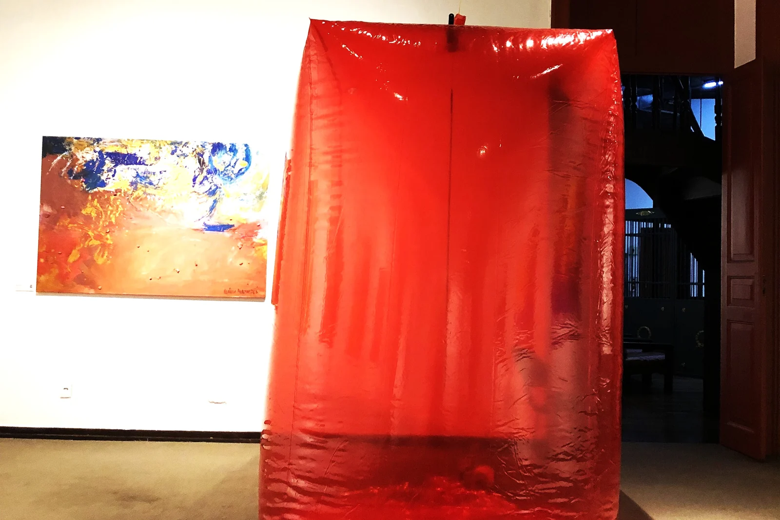 Objeto inflável e agulha suspensa provocam o público em mostra de arte