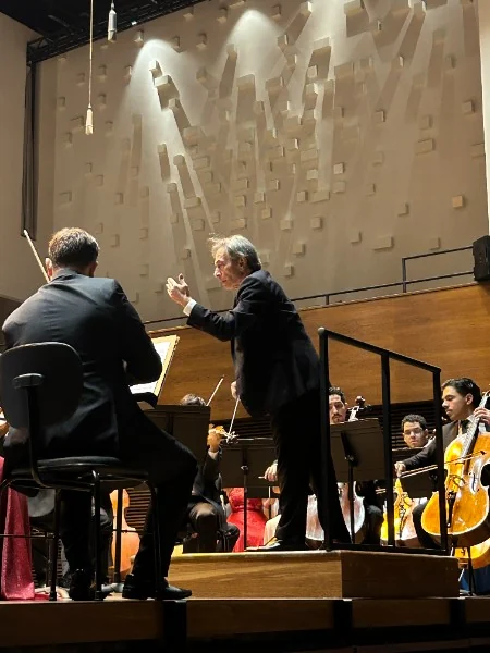 Orquestra Sinfônica Heliópolis apresenta concerto com regência de Ira Levin