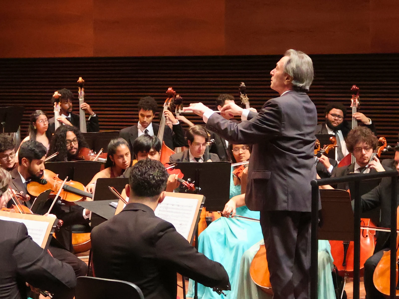Orquestra Sinfônica Heliópolis apresenta concerto com regência de Ira Levin