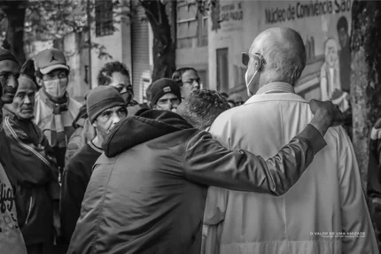 Padre Júlio Lancellotti ganha mostra com 100 fotos e acervo de prêmios