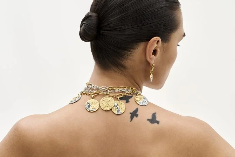 Pandora une astrologia e moedas antigas na nova linha Talisman Zodiac