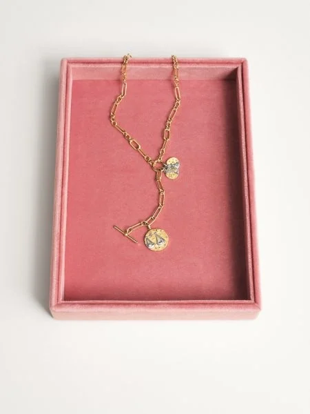 Pandora une astrologia e moedas antigas na nova linha Talisman Zodiac