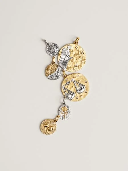 Pandora une astrologia e moedas antigas na nova linha Talisman Zodiac