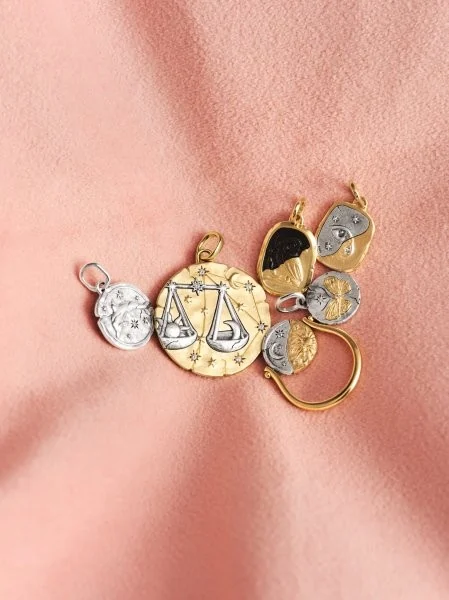 Pandora une astrologia e moedas antigas na nova linha Talisman Zodiac