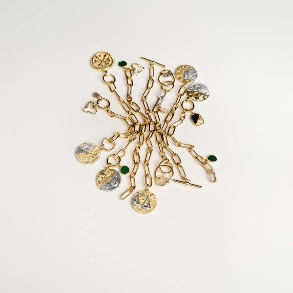 Pandora une astrologia e moedas antigas na nova linha Talisman Zodiac