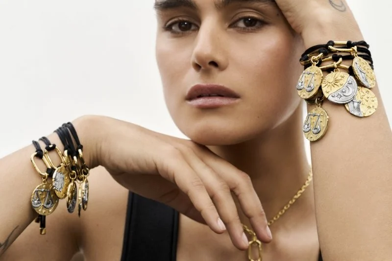 Pandora une astrologia e moedas antigas na nova linha Talisman Zodiac
