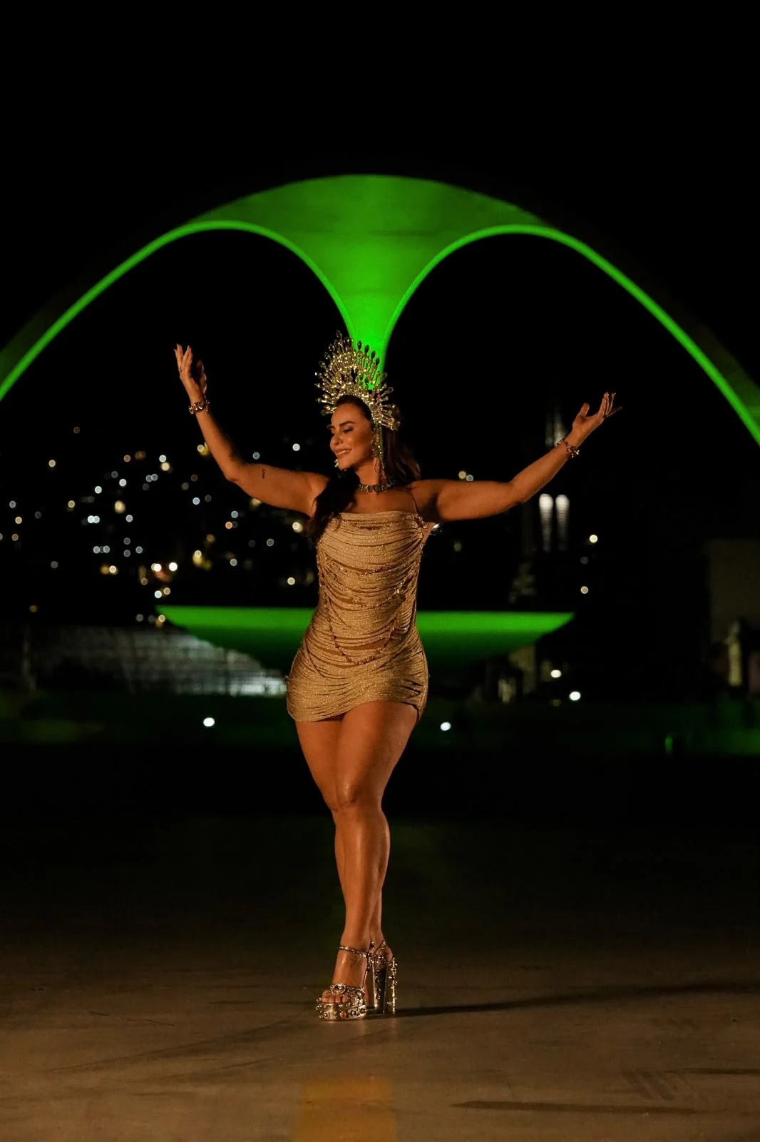 Paolla Oliveira assume coroa na bateria da Imperatriz Leopoldinense