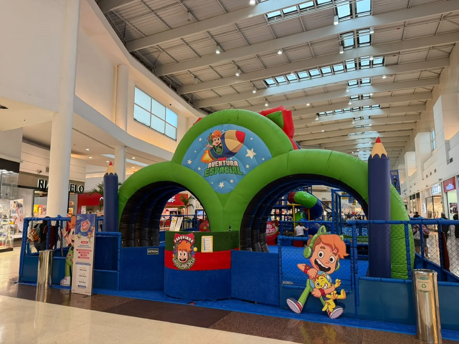 Parque temático do Gato Galáctico traz circuito recreativo infantil