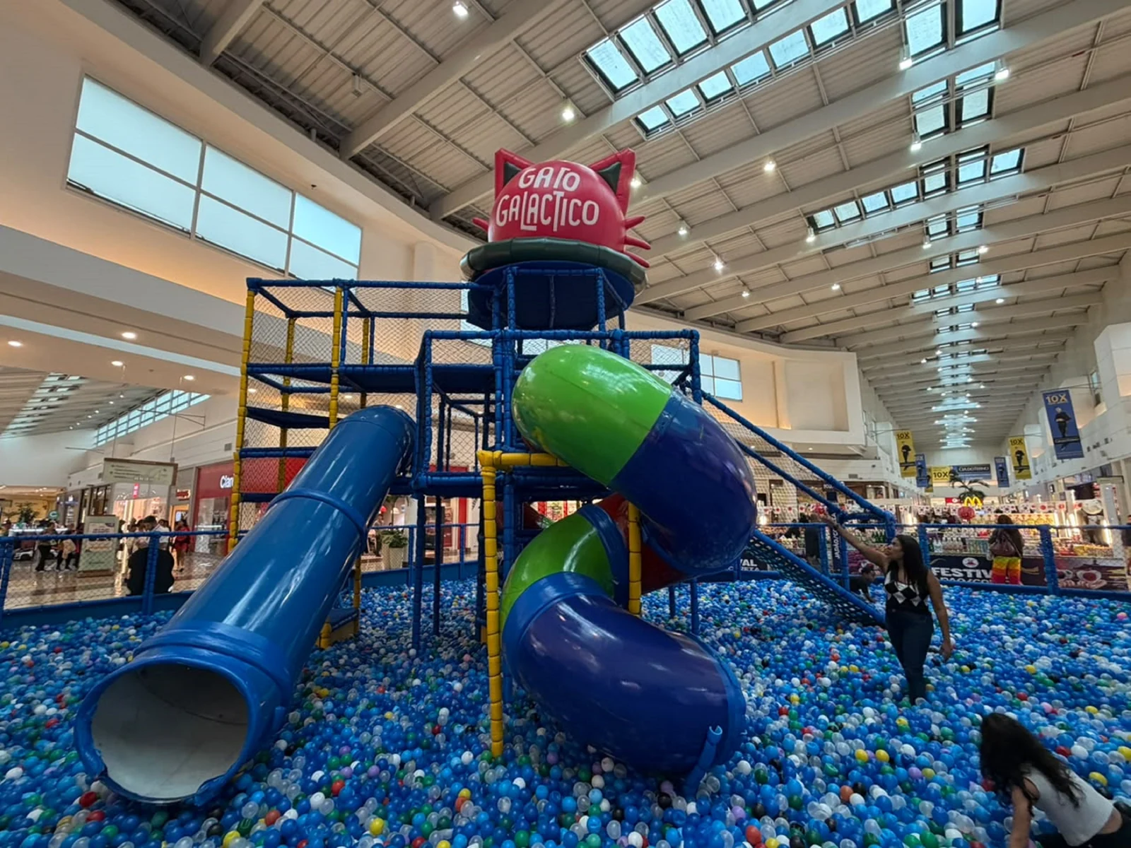 Parque temático do Gato Galáctico traz circuito recreativo infantil