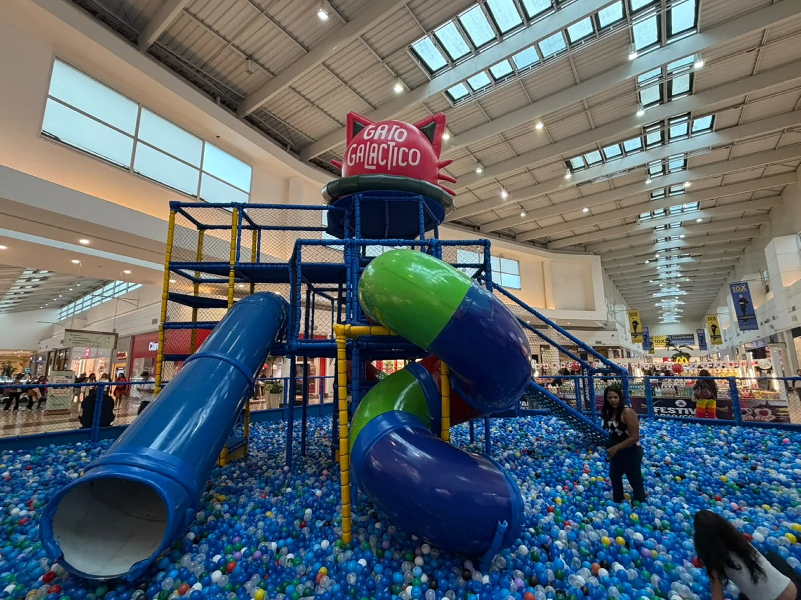 Parque temático do Gato Galáctico traz circuito recreativo infantil