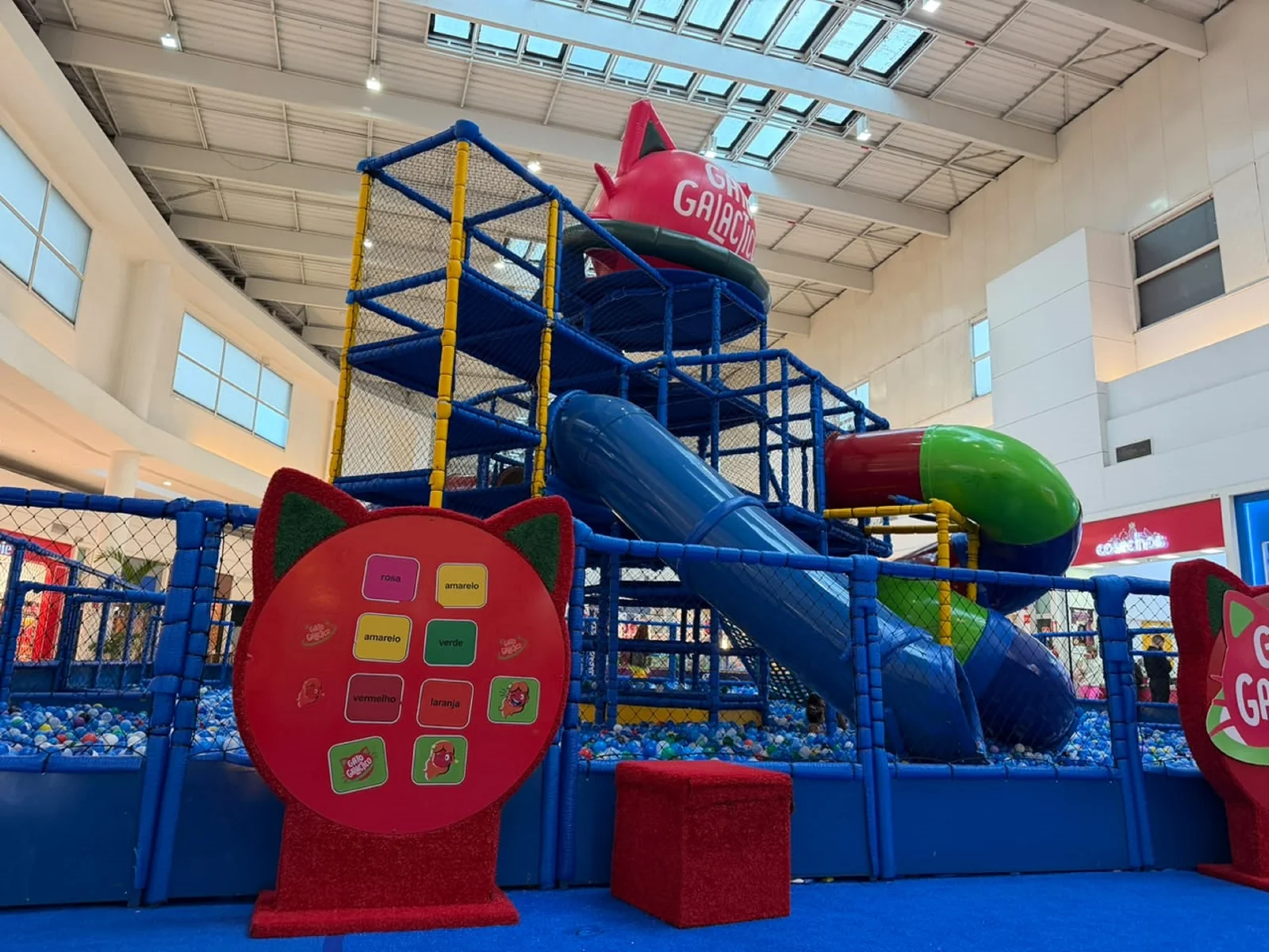 Parque temático do Gato Galáctico traz circuito recreativo infantil