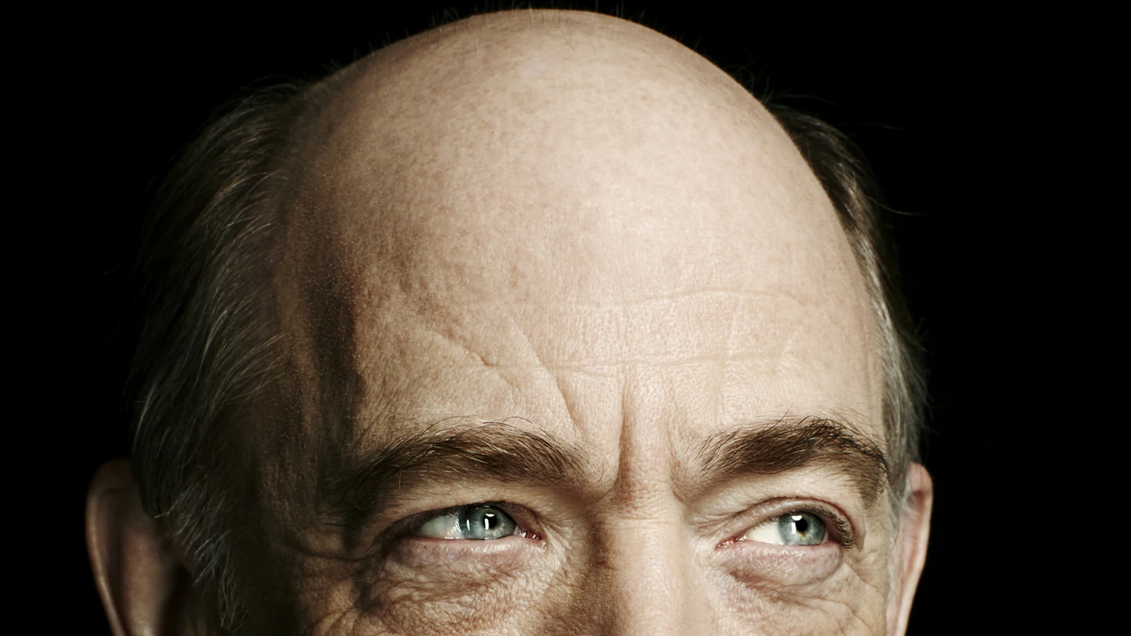 passado na mafia assombra medico em nova serie com j k simmons featured