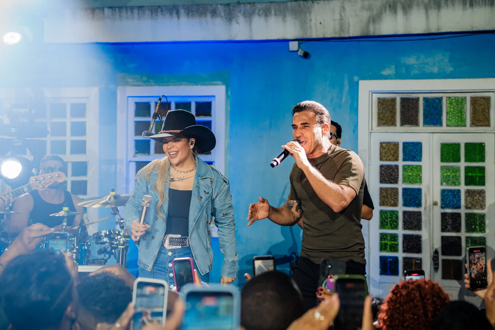 Paula Mattos grava audiovisual no meio da multidão e reúne o arrocha