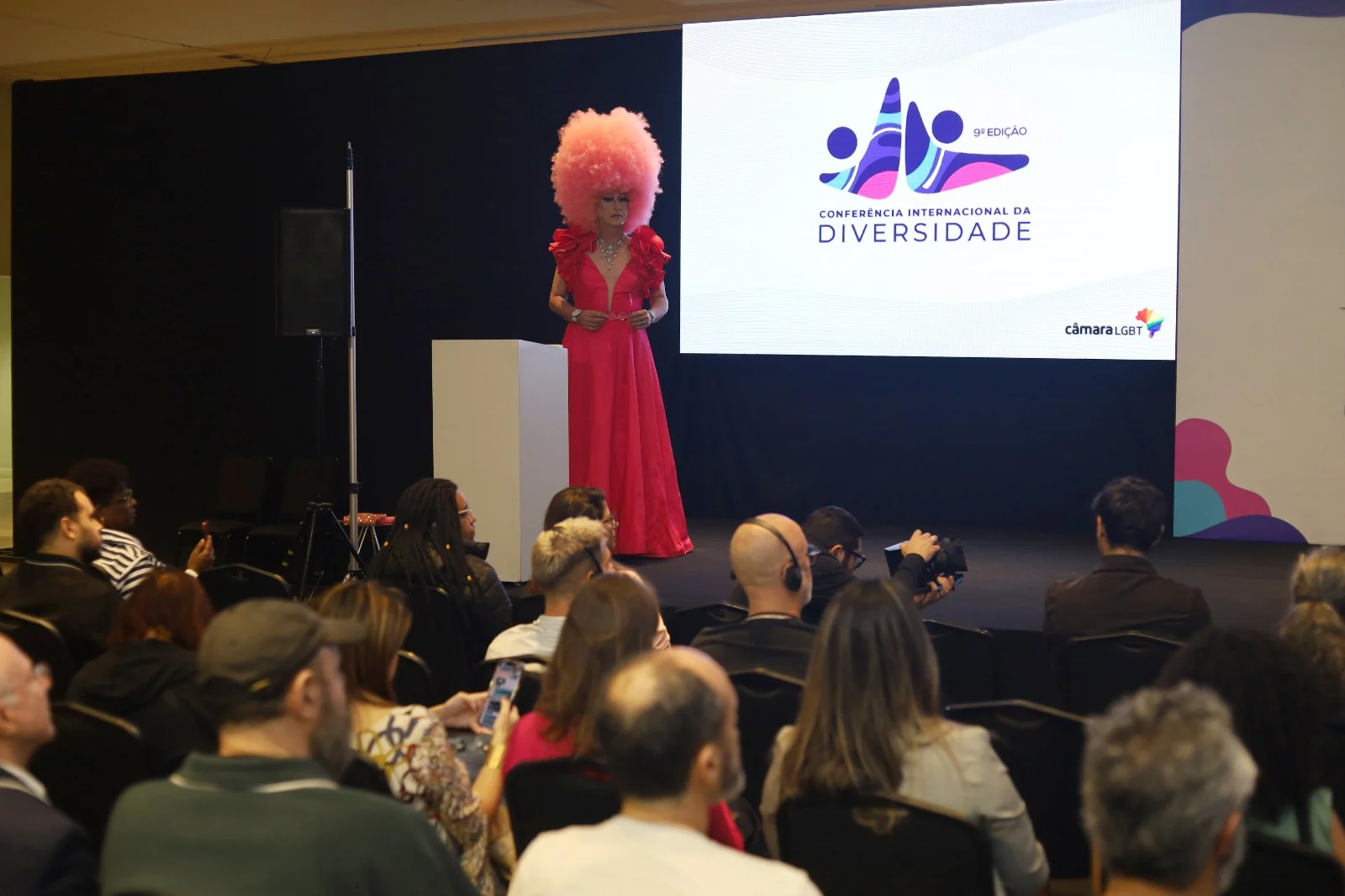 Pesquisa inédita revela o perfil de consumo e do turista LGBTQIA+ no Brasil