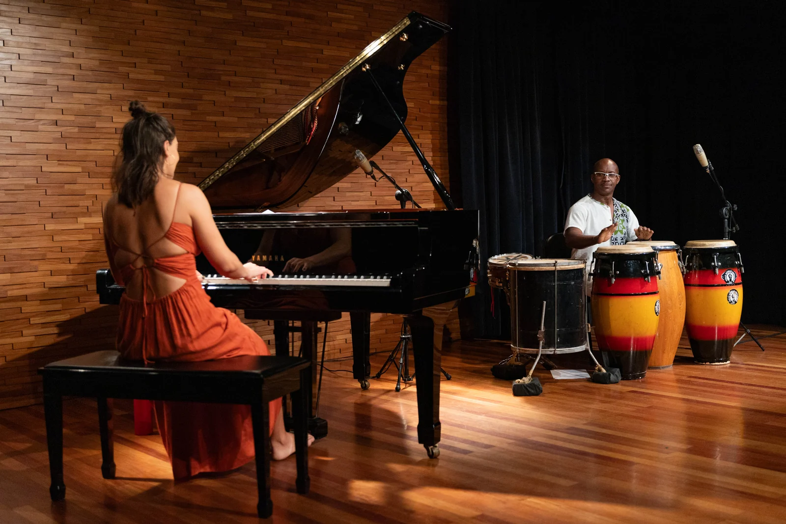 Piano e tambores do jongo transformam a acústica do Museu da Justiça