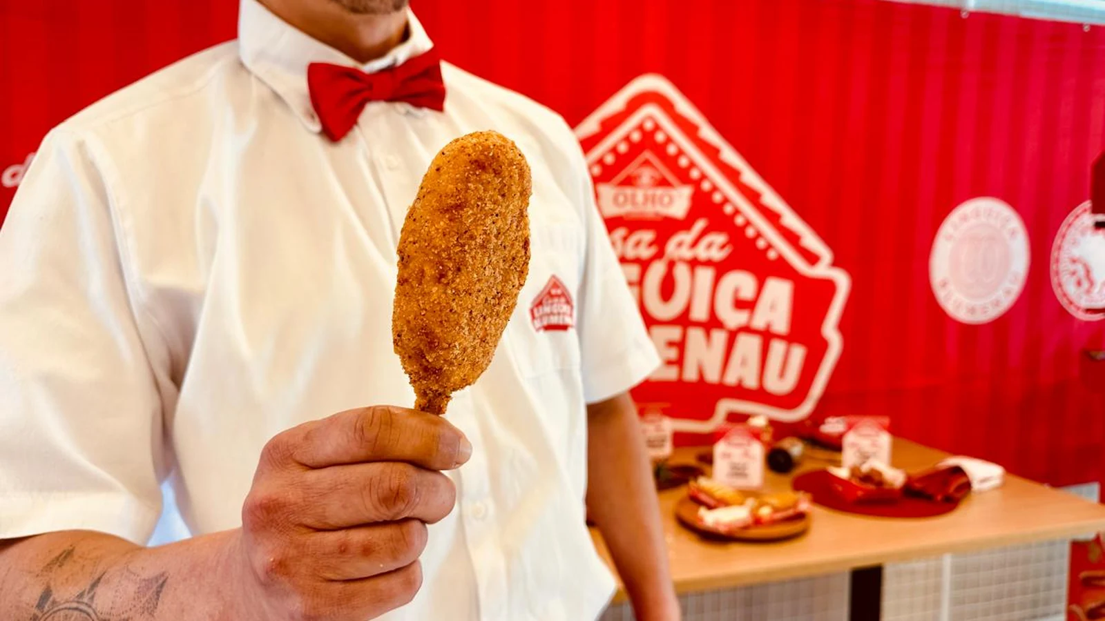 picole de linguica blumenau vira aposta inusitada da oktoberfest featured
