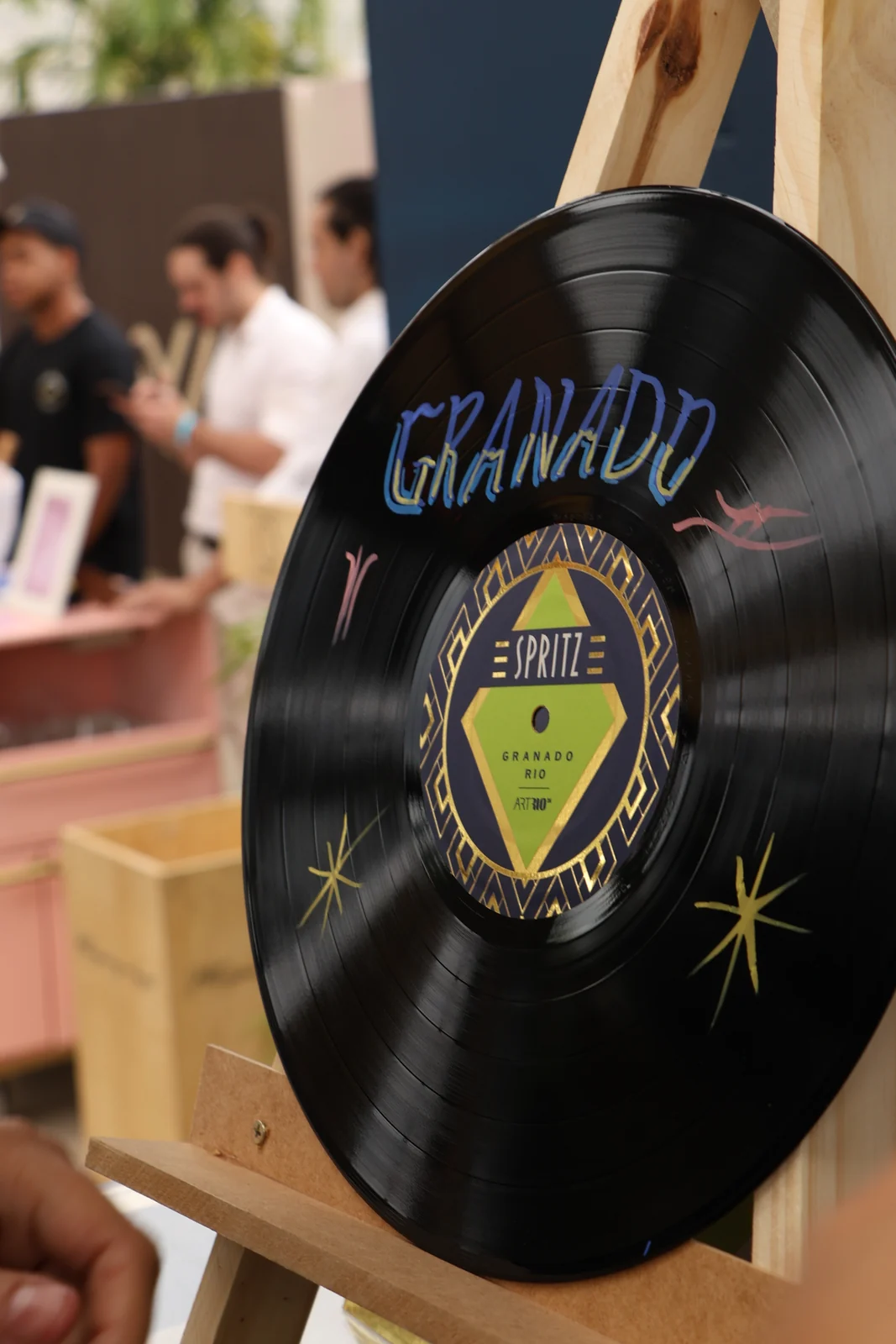 Público personaliza discos de vinil em ativação visual na ArtRio 3 Público personaliza discos de vinil em ativação visual na ArtRio
