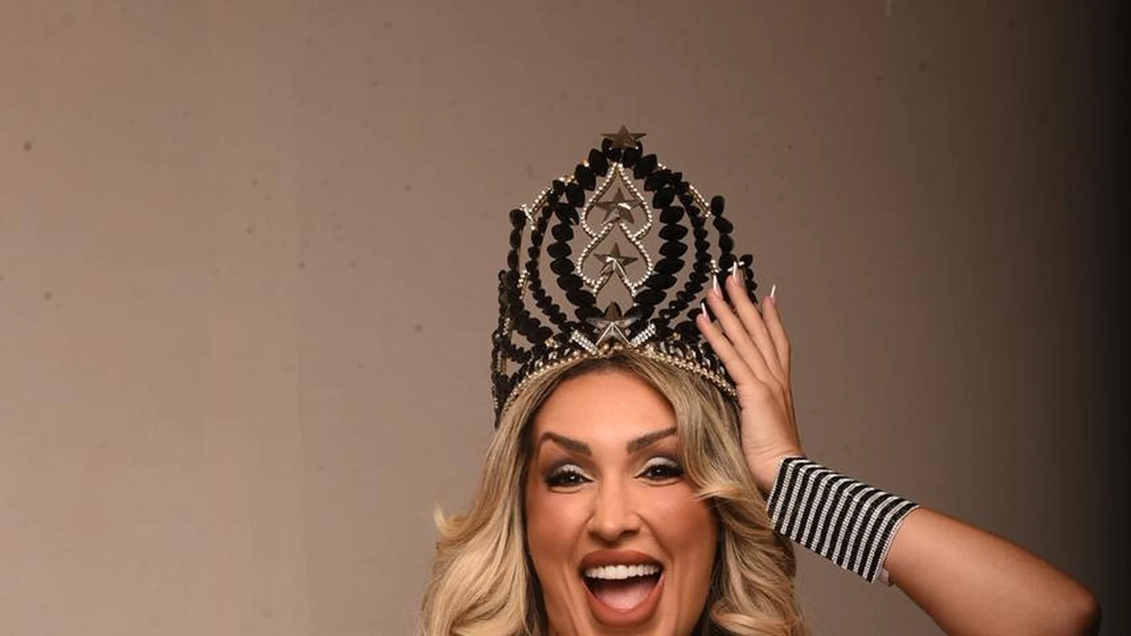 rayara amaral assume coroa do botafogo samba clube no nilton santos featured