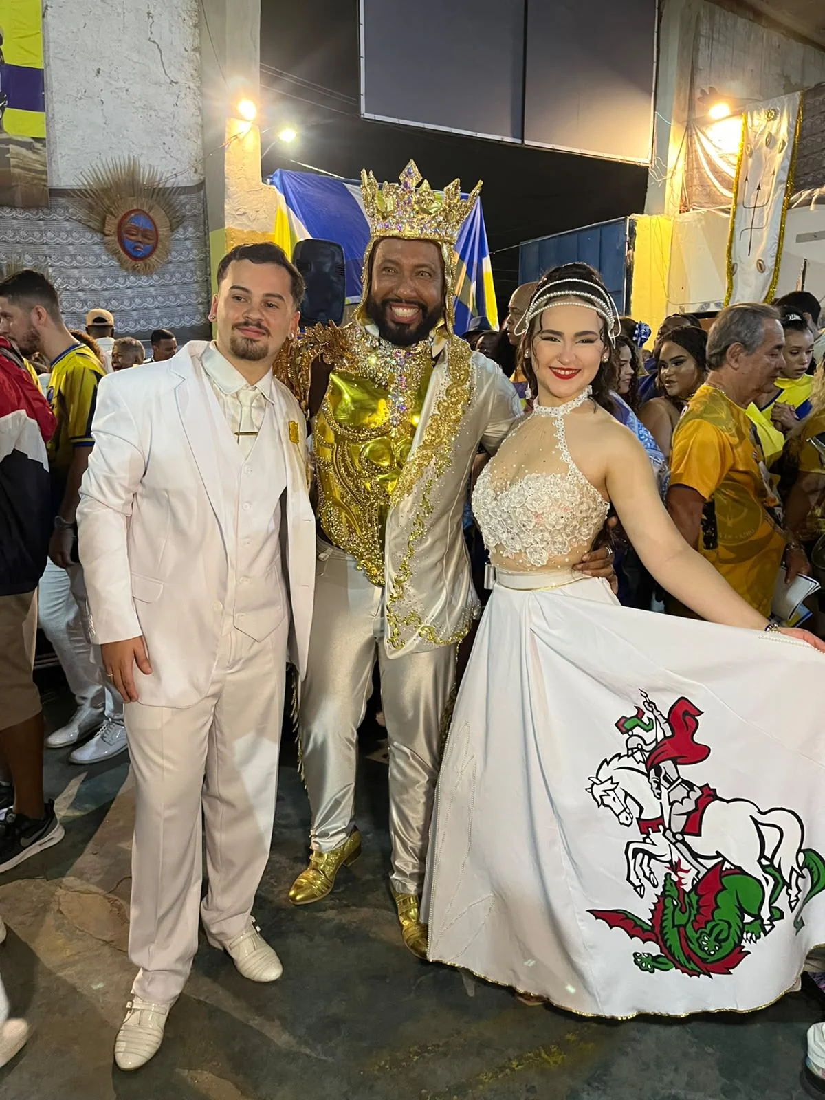 Rei de bateria da Rosa de Ouro cria própria fantasia de São Jorge
