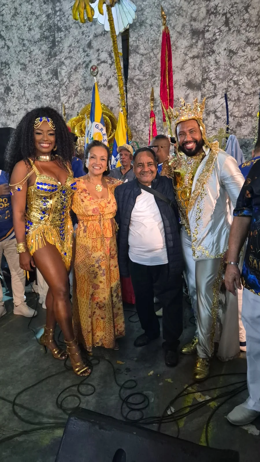 Rei de bateria da Rosa de Ouro cria própria fantasia de São Jorge