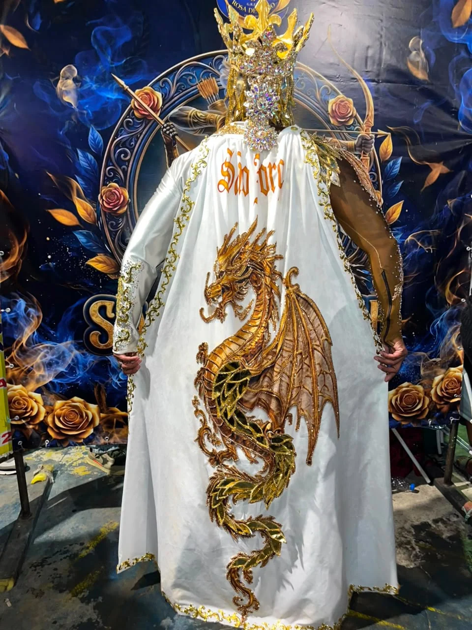 Rei de bateria da Rosa de Ouro cria própria fantasia de São Jorge