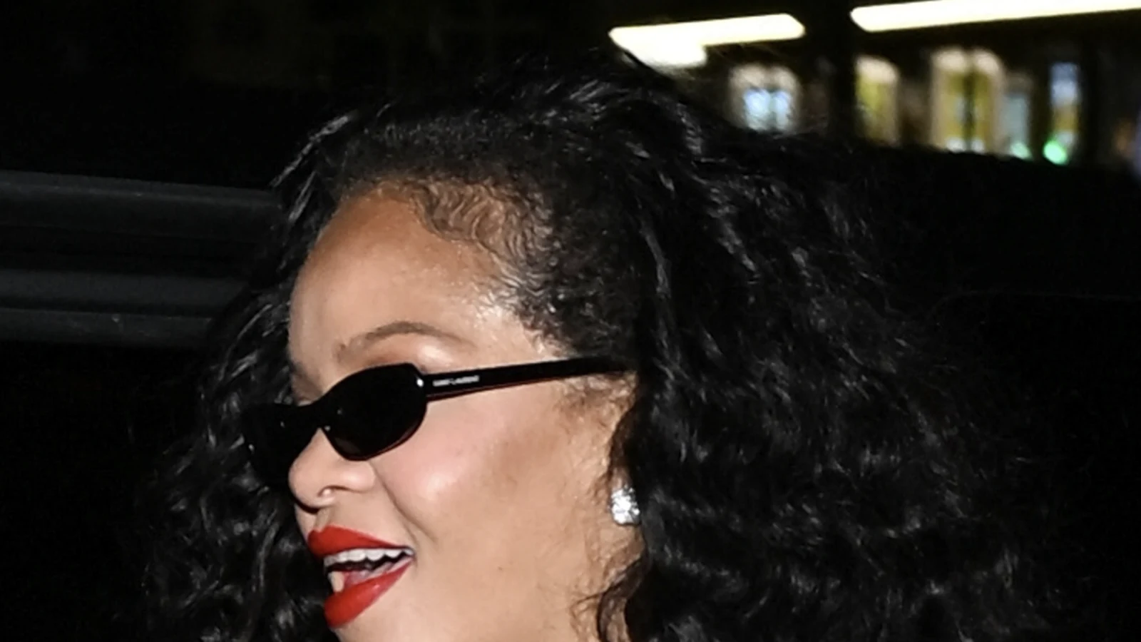 rihanna aposta em saint laurent por anthony vaccarello em paris featured